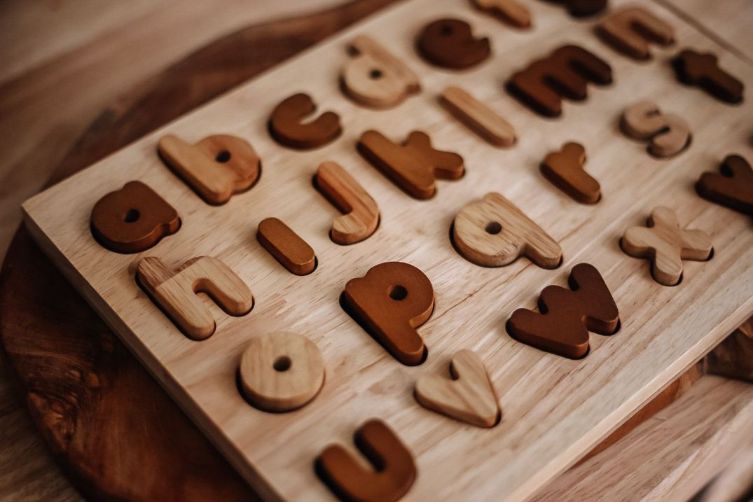 QToys - Lower Case Puzzle (natural)